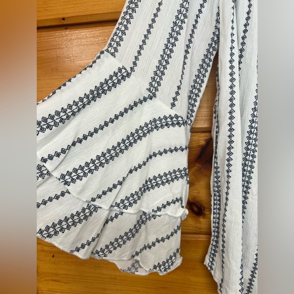 Solitaire Women White off the Shoulder Long Sleeve
Blouse Size Small - Picture 3 of 6